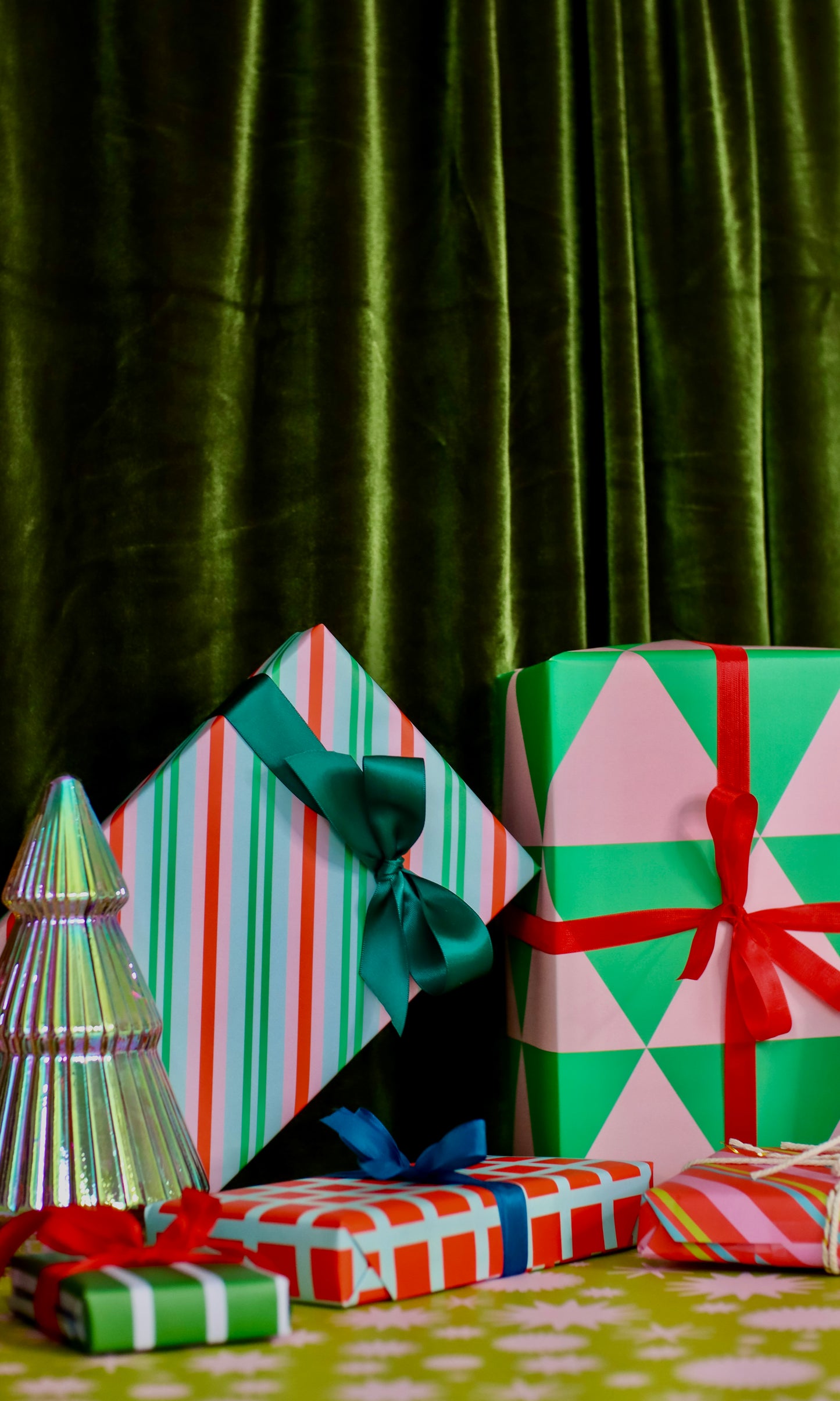 CANDY STRIPES REVERSIBLE GIFT WRAP