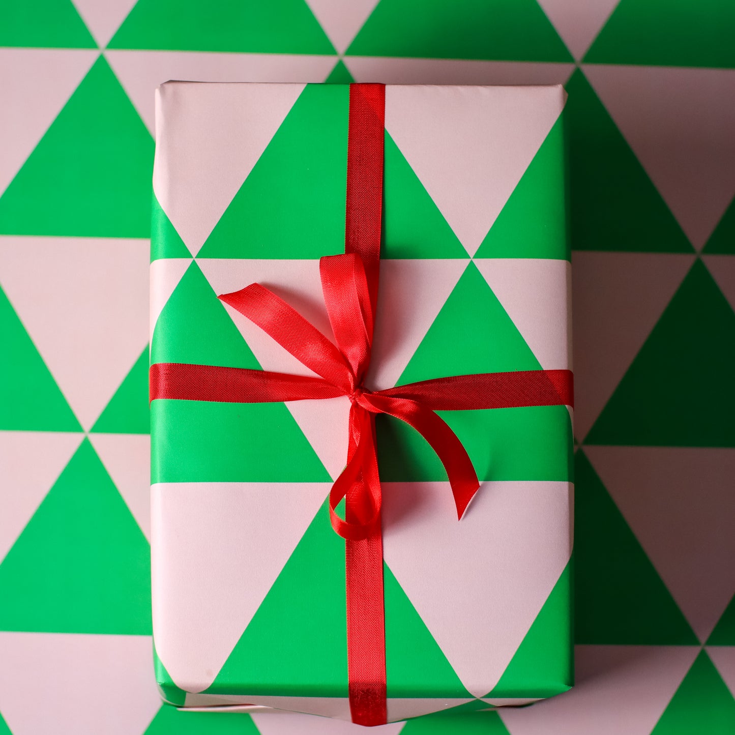 GEO REVERSIBLE GIFT WRAP